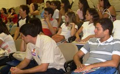 Alunos esperando para votar no auditório do antigo Csau