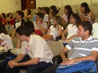 Alunos esperando para votar no auditório do antigo Csau