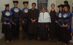 Reitora Ana Dayse, o Diretor do Campus Arapiraca Márcio Aurélio Lins e a professora Silvana Pirillo com os formandos