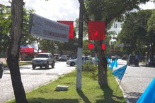 Lilás, Vermelho e Azul são as cores que representam as três candidaturas em disputa