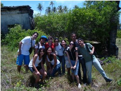 Alunos em visita à restinga da Praia do Francês em 2010