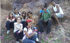 Alunos em aula de campo de Geologia