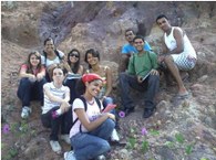 Alunos em aula de campo de Geologia