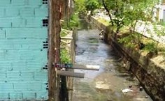 Lançamento de esgoto doméstico no Riacho Gulandim, afluente do Rio Reginaldo.