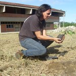 Estudantes plantam árvores medicinais para futuras pesquisas