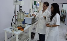 No laboratório, eles desenvolvem diversas pesquisas sobre o meio ambiente