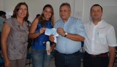 Entrega de certificação e prêmio a Amanda Peitter, considerada a melhor aluna de Engenharia Química de Alagoas