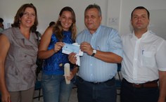 Entrega de certificação e prêmio a Amanda Peitter, considerada a melhor aluna de Engenharia Química de Alagoas