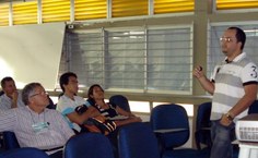 Prof Clênio acompanhando as exposições no seminário de 2010