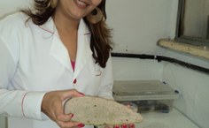 Mariana apresenta a palma, utilizada para experimentos com as joaninhas