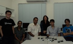 André Lins (de branco) e alunos do IC desenvolvem a pesquisa com sensores de trânsito