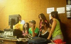 Alunos passam por oficinas de rádio, redação, jornal mural, entre outras