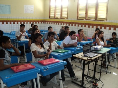 Alunos da Escola Batista Asioli, em Maragogi, acompanham palestra sobre produção de vídeos