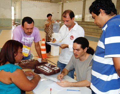 Fiscais conferem os dados na urna