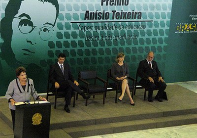 A presidente Dilma Rousseff pretende atingir 100 mil bolsas, com a contribuição do empresariado. Foto: Fabiana Carvalho