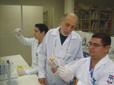 Trabalho da equipe no Laboratório