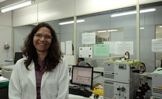 Prof. Simoni Meneghetti explica que o Grupo de Catálise utiliza matéria-prima renovável para obtenção de produtos químicos