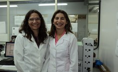 Professora Simoni Meneghetti, ao lado da estudante Jailma Barros