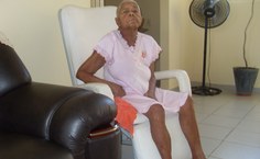 Dona Laurita Pastora, apesar do tratamento de quatro anos, não perde o bom humor e sempre tem uma história para contar