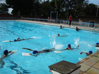 Natação para 150 crianças e adolescentes na piscina do Campus Maceió