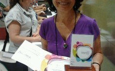 A professora Lourdes recebeu o prêmio em nome da estudante