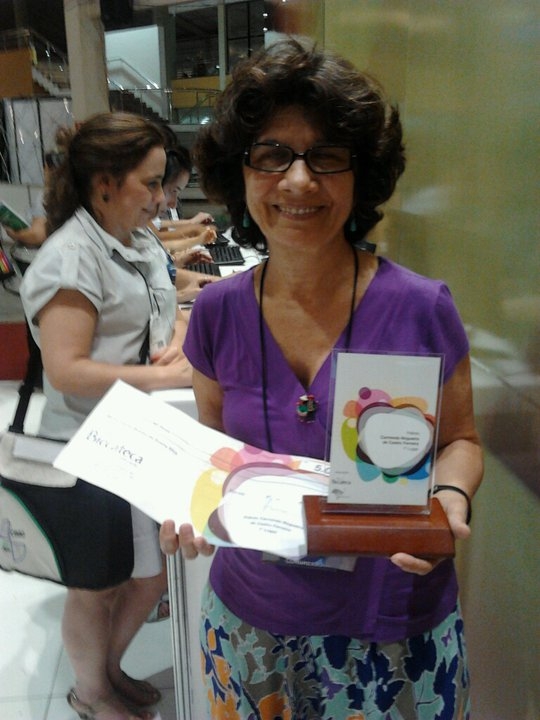 A professora Lourdes recebeu o prêmio em nome da estudante