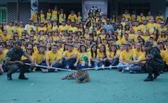 Rondonistas do Brasil todo no Centro de Treinamento da Selva, em Manaus, com a mascote do Exército