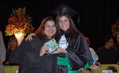 Professora Cíntia Bastos também recebeu placa da primeira turma de formandos