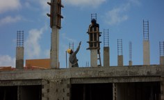 Operários da construção civil trabalhando na obra da Residência Universitária