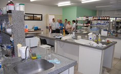 Equipe visita novo laboratório