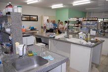 Equipe visita novo laboratório