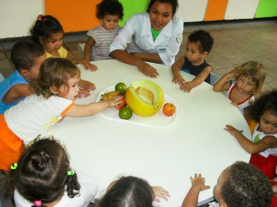 Crianças estudam as frutas