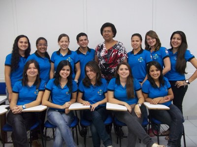 Prof. Margarida Santos e os alunos do grupo Pet - Conexões de Saberes do curso de Serviço Social