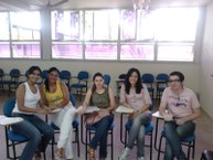 A orientadora da pesquisa, professor Mirian Maranhão (ao centro, de verde) e os alunos que realizaram a pesquisa