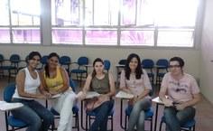 A orientadora da pesquisa, professor Mirian Maranhão (ao centro, de verde) e os alunos que realizaram a pesquisa