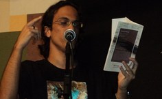 Vandejer Adriaan declama poesias do seu livro "Retrato Escrito"