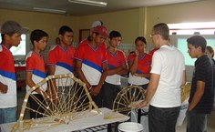 Ponte de macarrão confeccionada pelos graduandos do Campus do Sertão