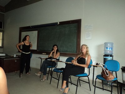 Professoras  Glaucevani e Laudilse, da Fanut, analisam os trabalhos apresentados durante a Jornada