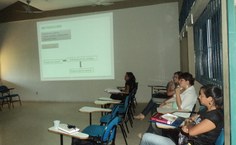 Estudantes assistem às apresentações de trabalhos