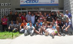 Alunos do módulo intensivo reunidos no prédio do Cedu