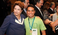 Weverton recebendo a premiação da Obmep deste ano, no Rio de Janeiro