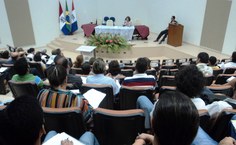 Na palestra, foi defendido um maior acesso ao ensino superior. No Brasil, ele ainda é de apenas 13,1%