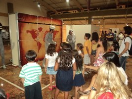 Túnel do Livro encanta crianças e adultos na Bienal Internacional do Livro