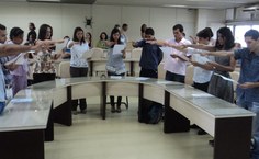 Novos servidores lendo o termo de posse