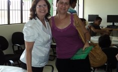 Professora Yasmin Duarte, coordenadora do curso de Medicina, parabeniza mãe de aluno aprovado