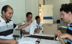 Professor João Paulo Lins, de Engenharia de Petróleo, recebe documentação de "feras"