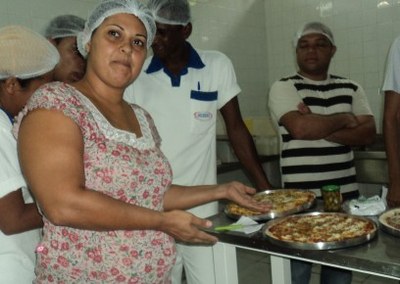 Cláudia Patrícia faz o curso de pizza para aprimorar as técnicas e aplicá-las na padaria onde trabalha