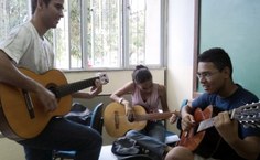 Alisson e os alunos de violão