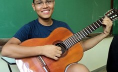 Helton vence desafios e se arrisca no violão