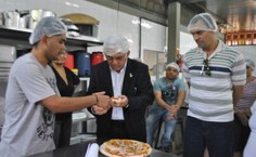 Momento de degustação no curso de pizza